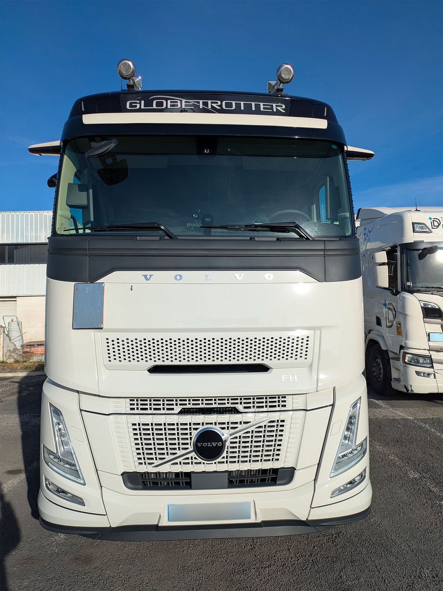 Transport Dome Distribution Volvo FH aero 500