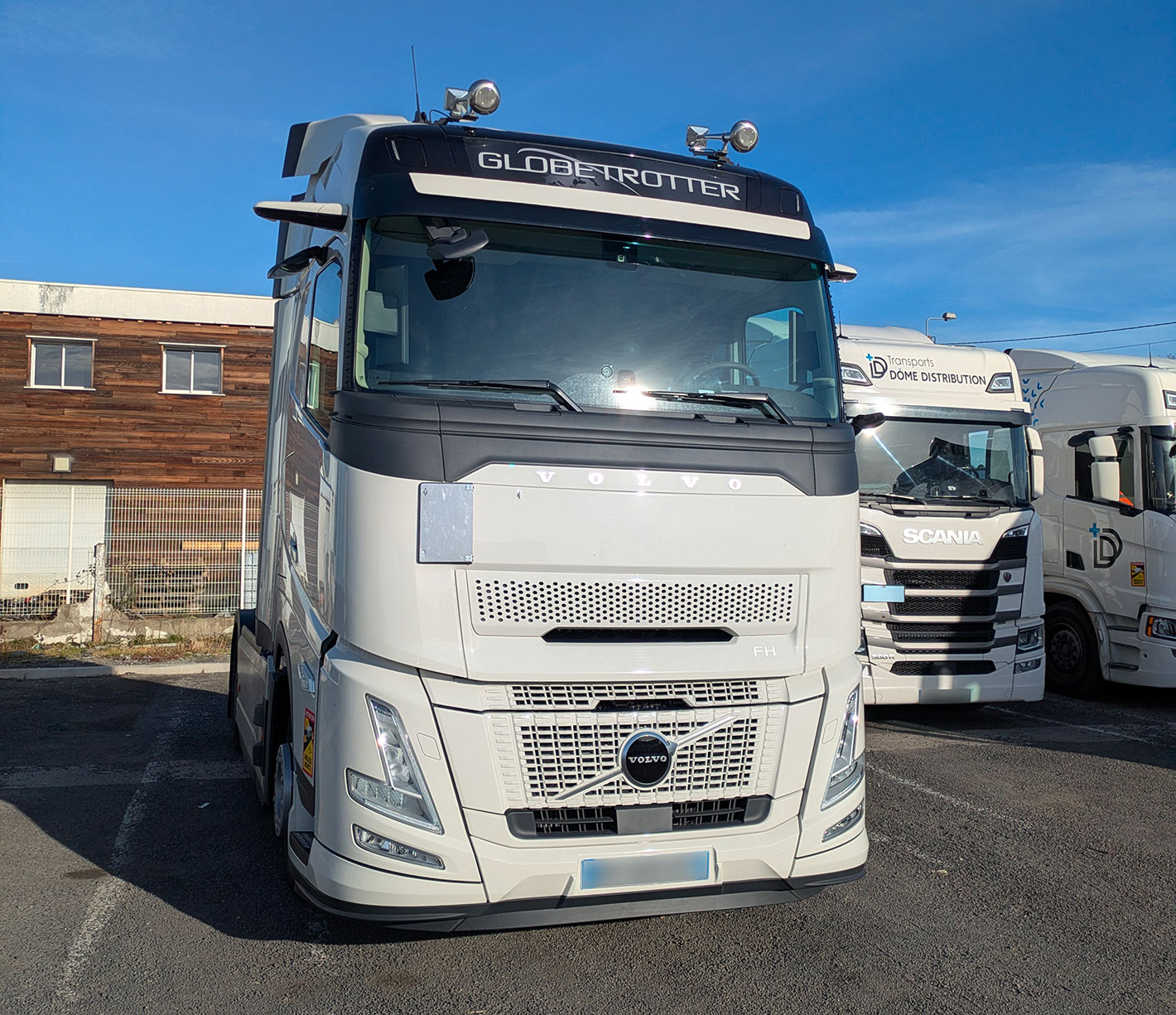Transport Dome Distribution Volvo FH aero 500